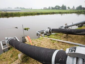 pompverhuur-tijdelijke-pompinstallatie-poldergemaal-visvriendelijk-02.png__1050x598_q85_subject_location-525,300_subsampling-2